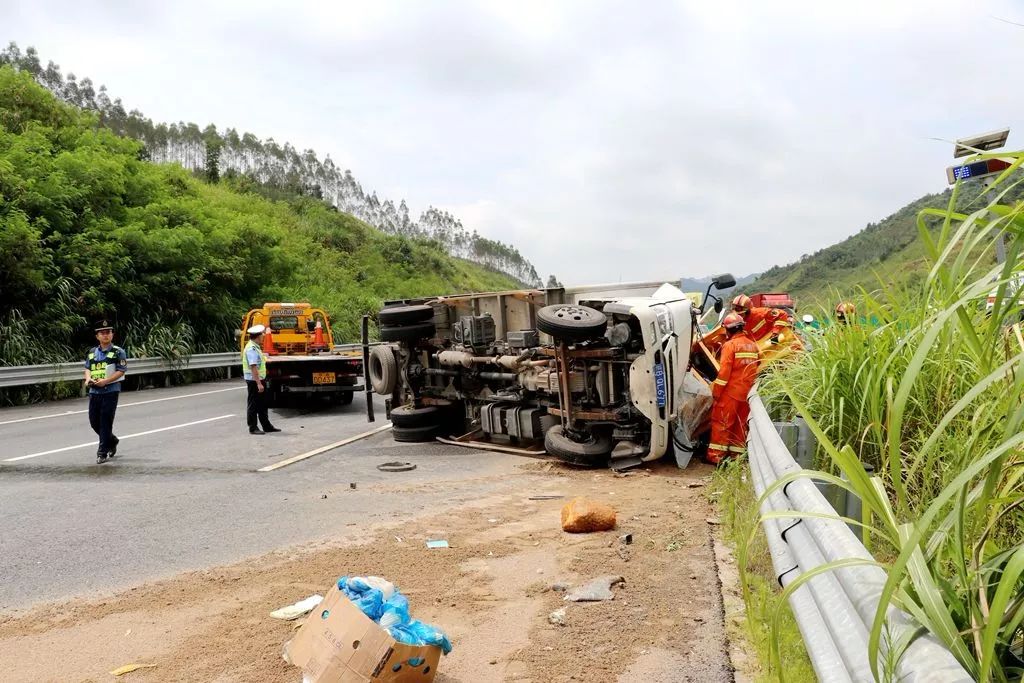 大广高速连平路段小轿车怼翻小货车