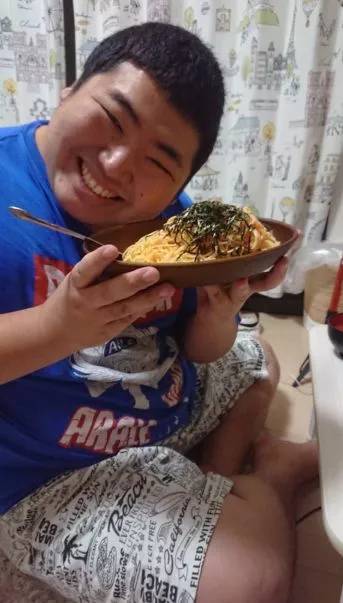 虽然长得抱歉,但他最爱发自己无法直视的自拍,身材也是没掉队——重