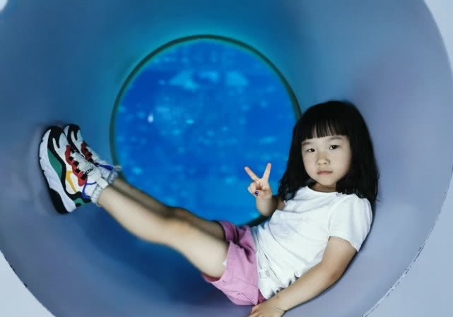 岳云鹏老婆晒两女儿旗袍照,大女儿和岳云鹏一模一样