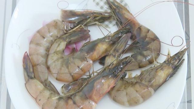 鲜活大虾放冰箱一夜居然变黑专家释疑活虾变黑是否还能吃