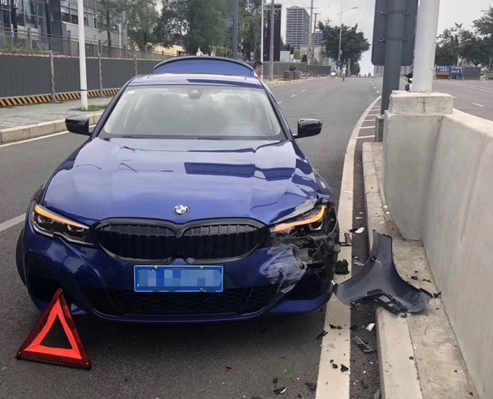 宝马3系发生车祸,毫无疑问是全国首撞,从现场图片可以看到事故车辆系