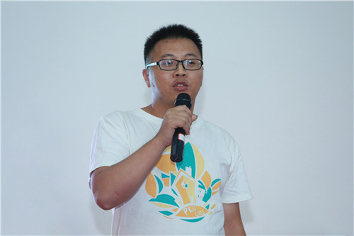 图说:毛康校友作分享周琼风先生代表新生家长发言,他