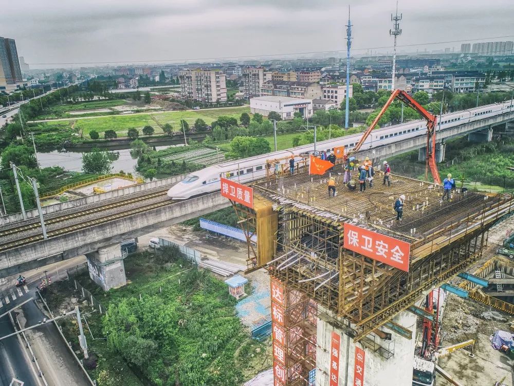 4月23日,杭绍台铁路跨甬台温铁路特大桥跨g104复线连续梁26#墩0#块