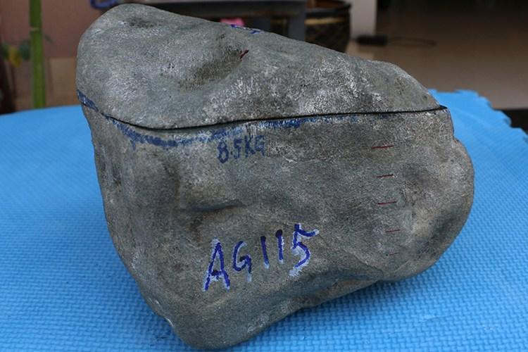 男子早市30万拿下的原石切开的那一瞬间透心凉心飞扬