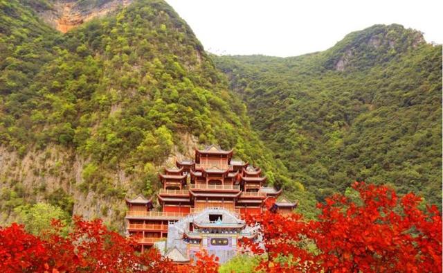 到巫山神女庙听当地人讲一段这位女神帮助大禹治水的神话