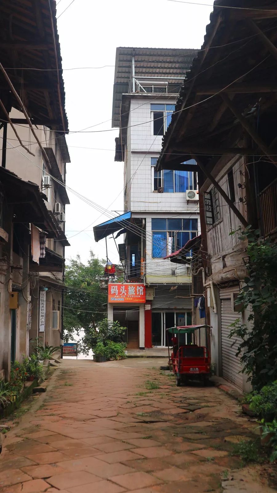 靠江而生曾经的泥溪很是热闹幽静祥和民风质朴在最靠近江边的顺河街