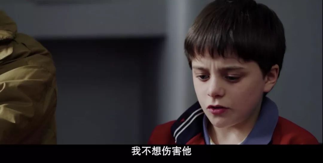 电影《羁押》剧照"听说凶手失去了父母.真是太惨了."妇人继续说道.