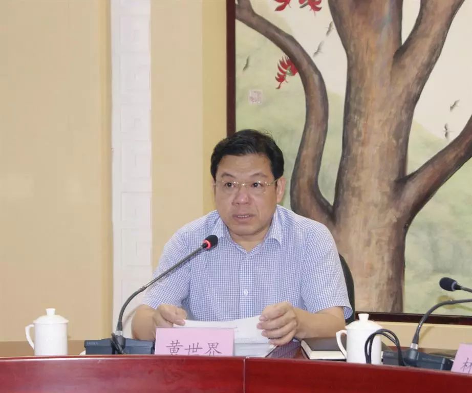 泉州一中法治副校长,市公安局治安支队吕军晖代表新选聘的市直中小学