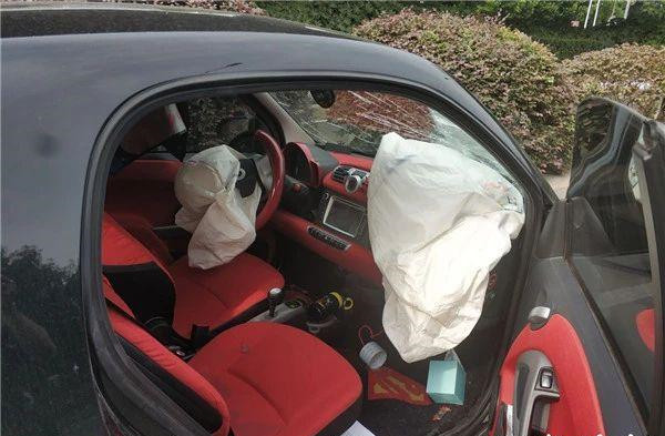 真实版熊孩子学哪吒高空抛剪刀副驾乱动酿成车祸