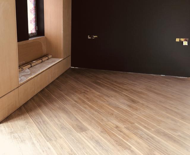 房间小怎么办从地板安装开始让房间大一倍