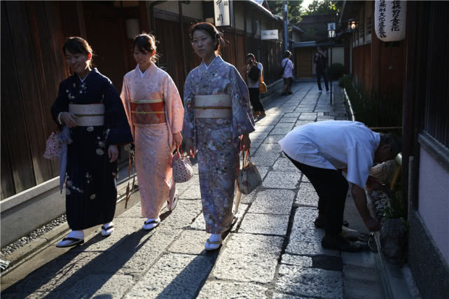 日本京都大街小巷穿和服男女一开口说话都是中国游客