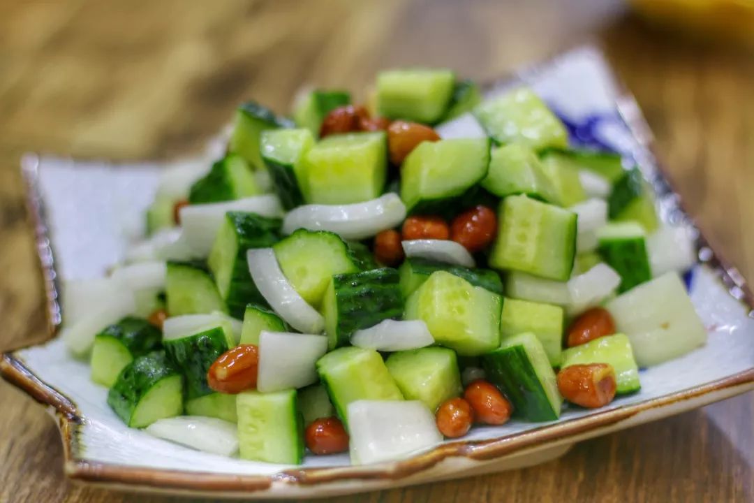 清新爽口拌三丁,绝对是下酒菜的首选,黄瓜脆爽,洋葱清甜微微辣,花生仁