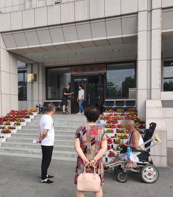 原来,这位大叔姓王,是位农民,现居住长白朝鲜族自治县长白镇塔山社区.