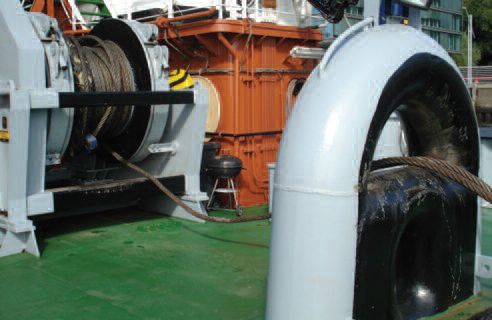 (一艘港内拖轮船尾附近的拖缆导向轮,该拖轮配有3个科特导流管内全向