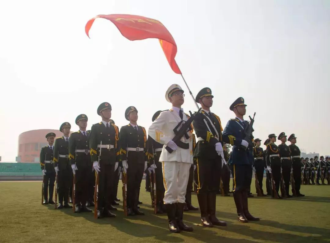 北京天安门有仪仗队,浙海大有国防青年先锋连国旗护卫队.
