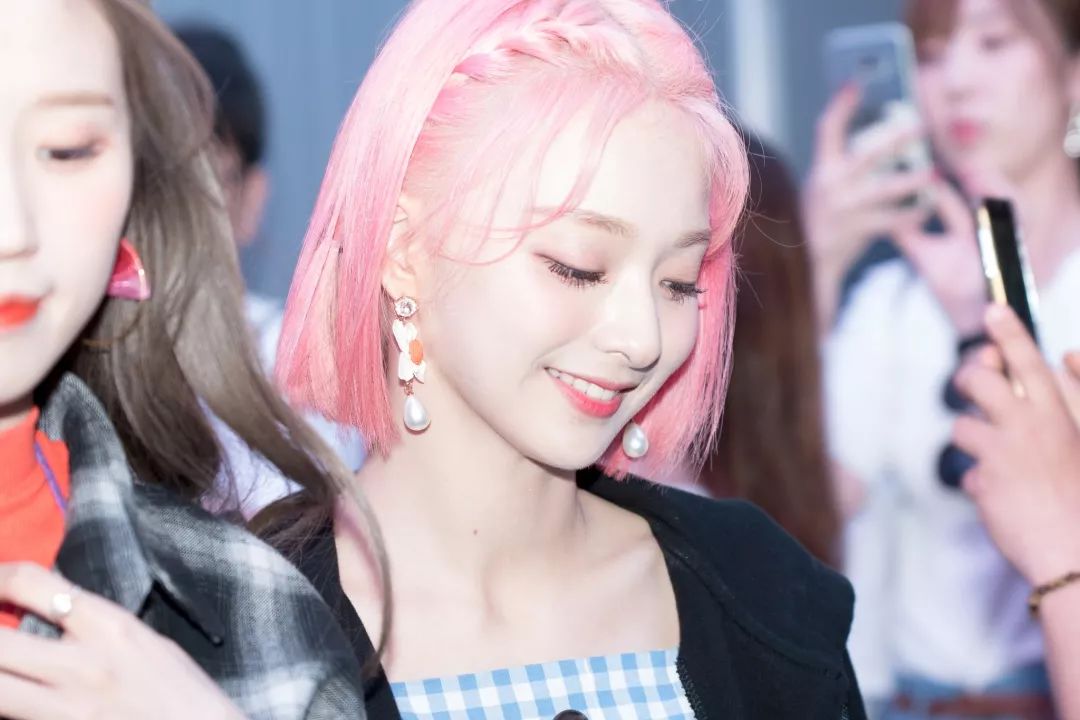 的限定团iz*one,最近不是也在活动中吗,其中金珉周就换成了粉色大波浪