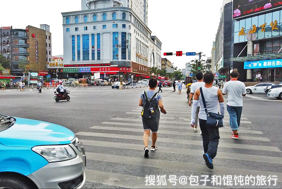 原创山东威海,中国最奇特十字路口,红绿灯怎么过?游客:第一次见