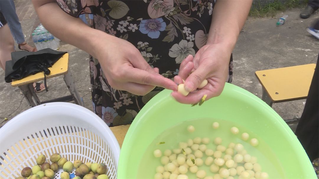 去皮过程而通芯更是一扎一个准相当娴熟这剥莲子的速度反正掌上君我是