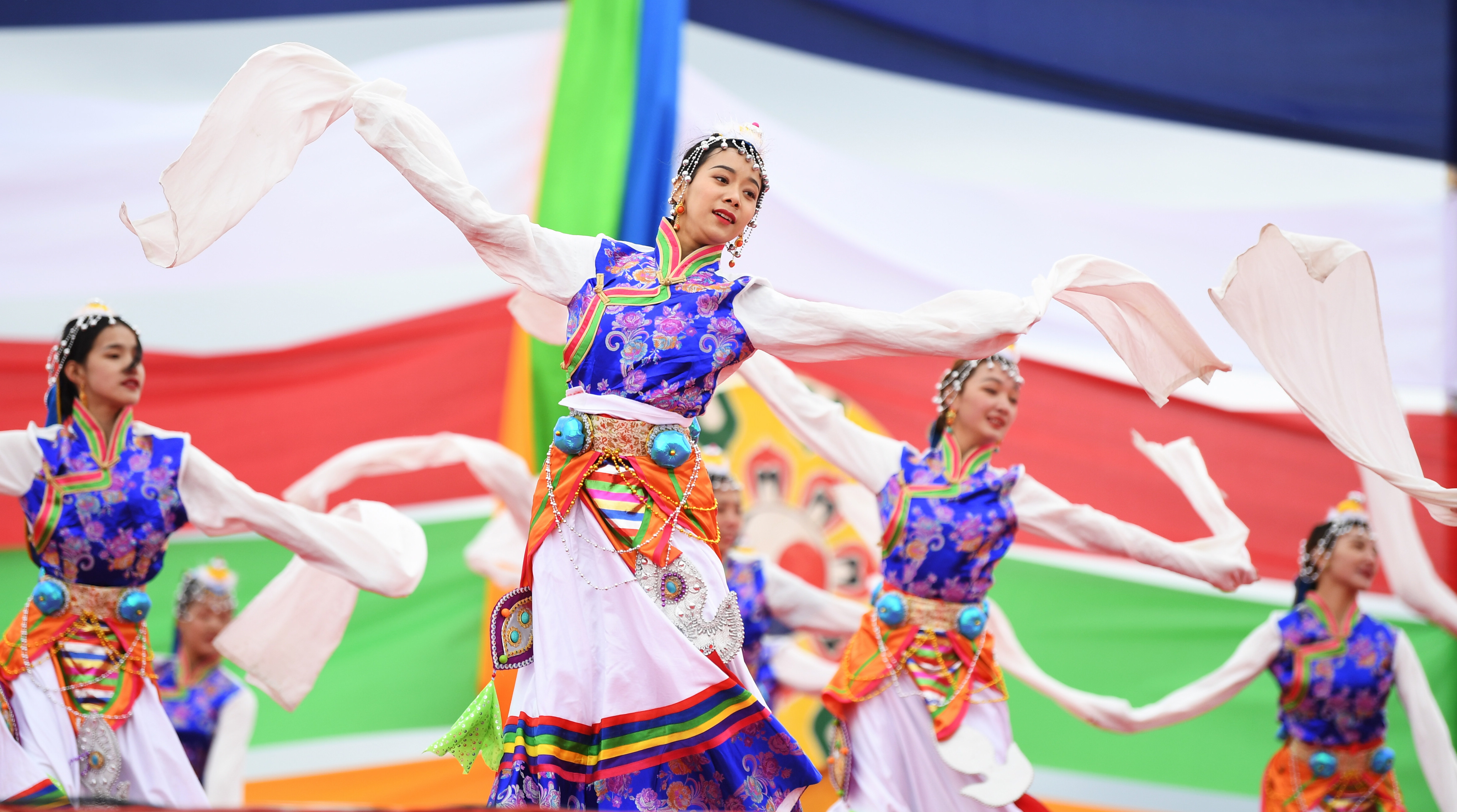 8月13日,演员在赛马节开幕式上表演舞蹈