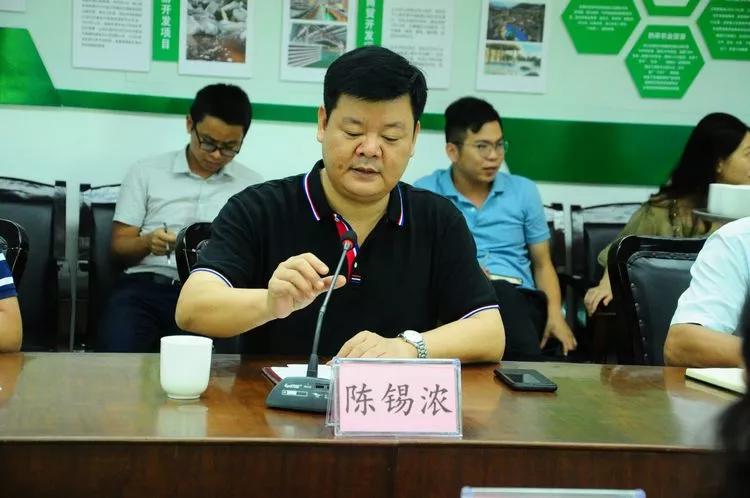 座谈会上,乐东黎族自治县副县长陈锡浓向栗芸娟一行汇报了四大农贸