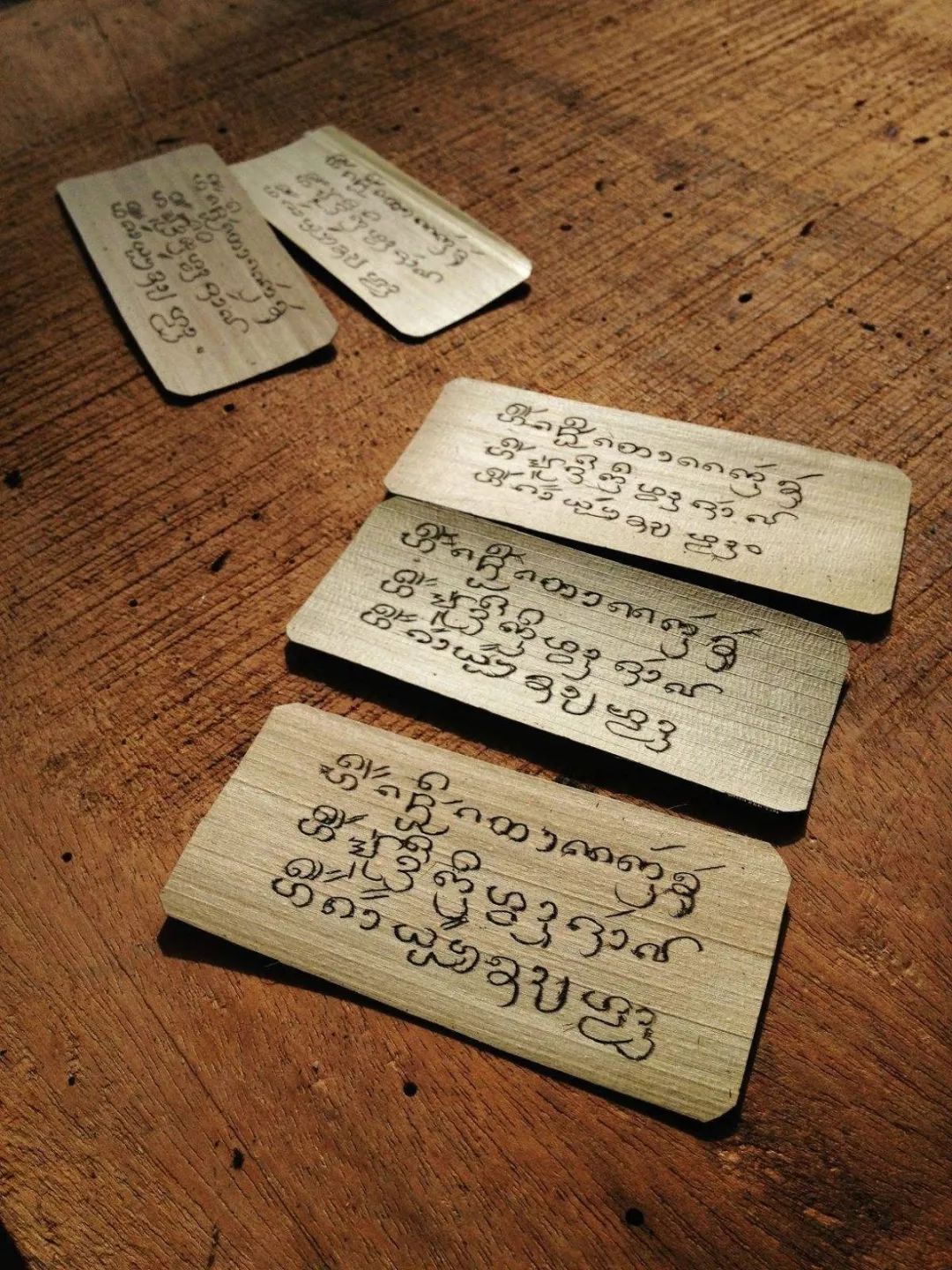 它们最早是由古印度传入中国.据说唐代高僧玄奘带回的经文,就是这种.