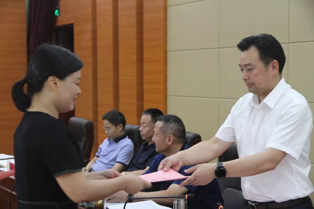 项目牵头单位递交军令状会上,潘金城同志就年底赣州市流动现场会备选