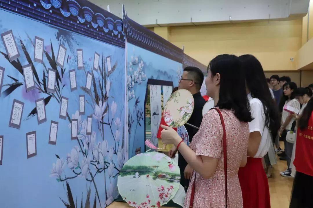 才子佳人通过抽签分为十二个组,分别领取团扇,折扇完成签到,在信息墙