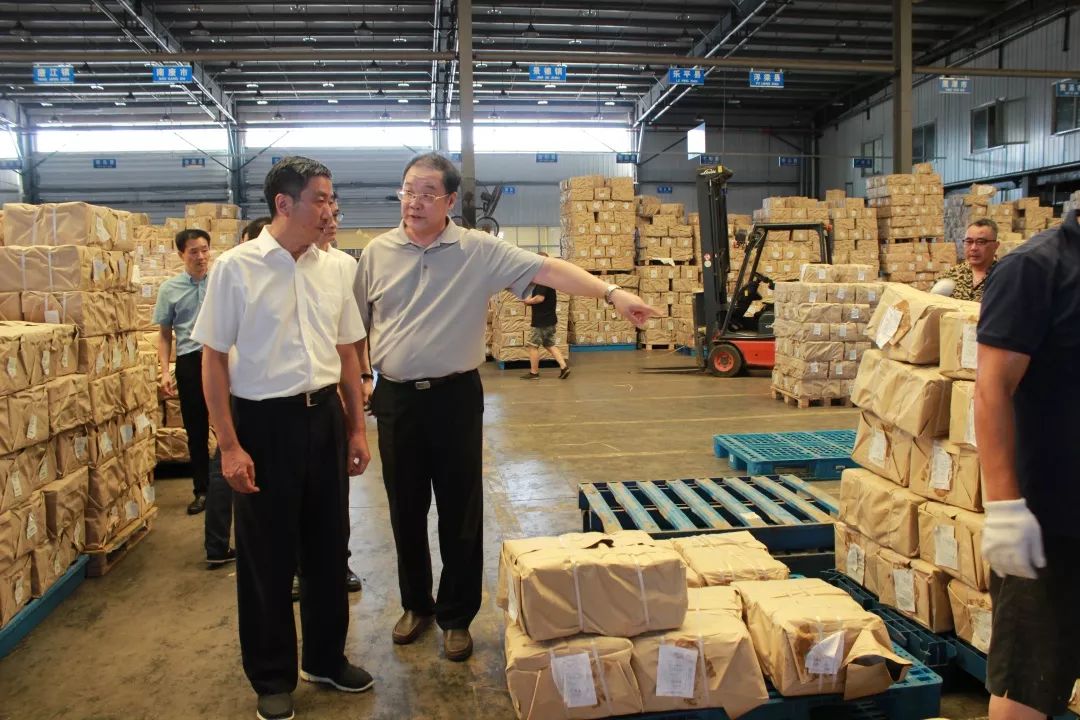 高温酷暑走基层心系职工送清凉赵东亮深入印刷和物流生产一线调研慰问