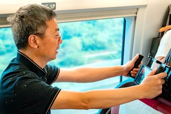 据悉,《亲爱的婺城,亲爱的你》是由陈越先生继《江南有座金华城》之后