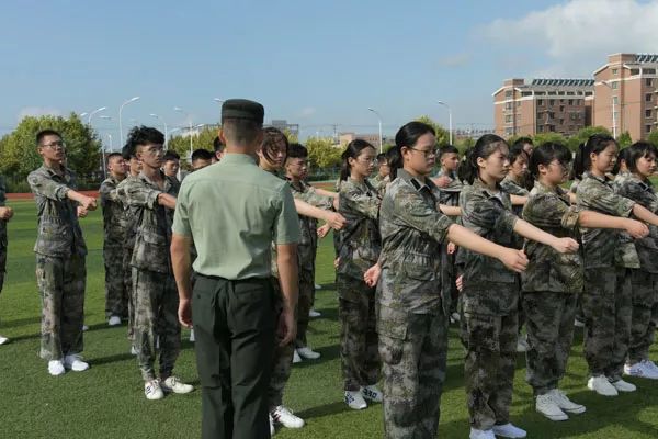 海安市南莫中学隆重举行2019级高一新生军训开营仪式