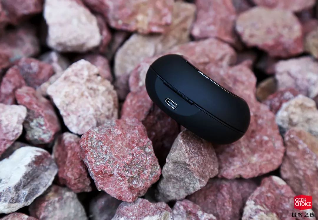 图赏丨buttonsair黑眼豆豆主唱调音一款很时尚的真无线耳机