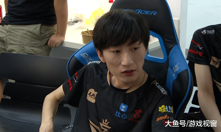 otto首秀遭璐璐教学棍哥脸往哪里隔粉丝爆破官博抱打不平