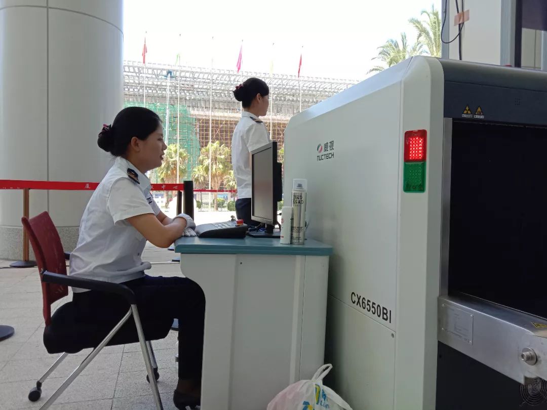 上午7:32时,负责会议中心南门安检的安检员郑丽玉,在安检识图中发现一