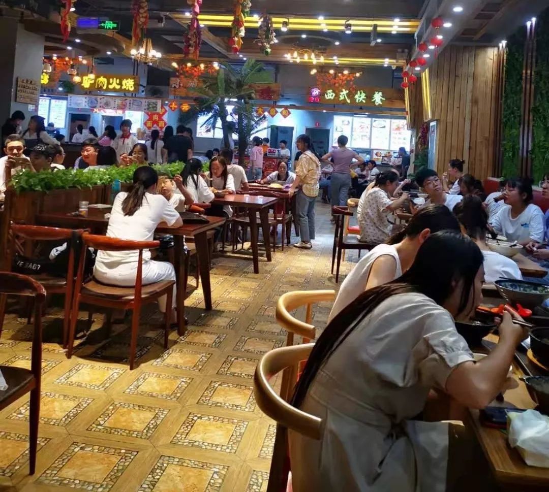 流行轻餐,美食小吃相结合,打造知名品牌,展示美食文化,促进餐饮健康有