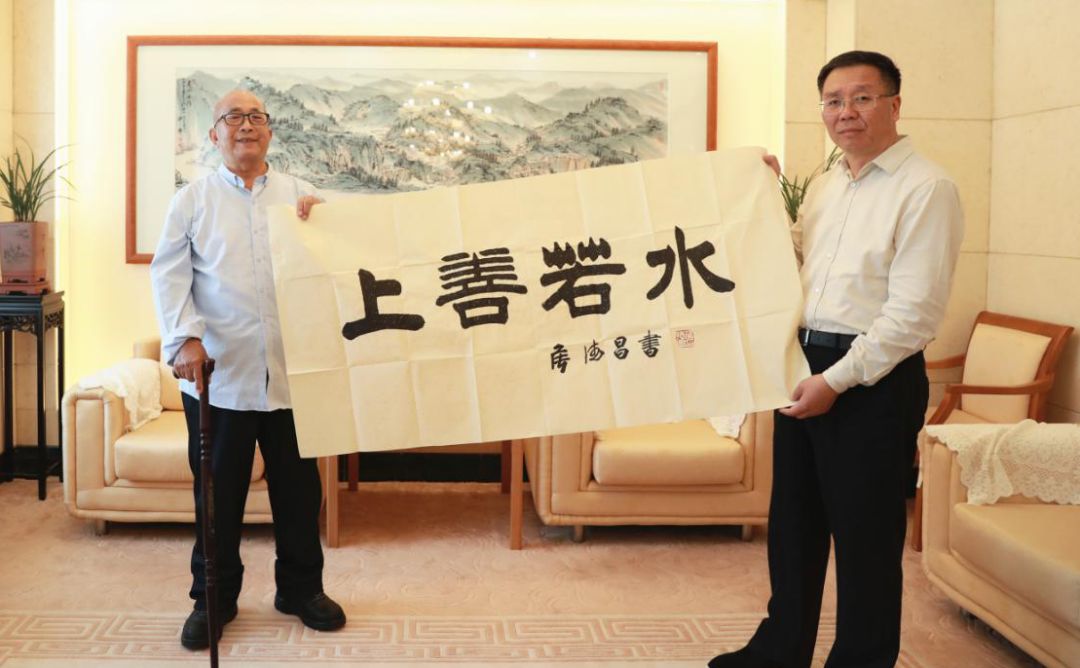 茅台文化是神秘中国文化的一部分著名书画艺术家侯德昌到公司参观考察