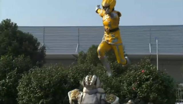 巨神战击队飞鸟卫终于把隐藏了那么久的身份告诉好朋友了