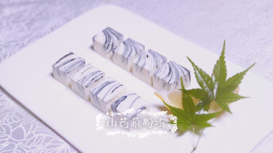 不过它呀却是用藕粉和山药做成的哦,大理石的纹路用墨鱼汁调制,不同
