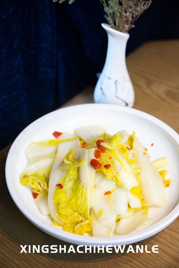 小芽白好鲜嫩呀~剁椒的香味与芽白交织,味道一点儿也不寡淡,好吃耶~鲜