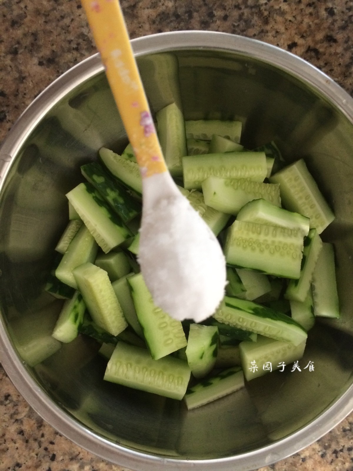 制作步骤准备材料:黄瓜2根,大葱一棵,盐,油,酱油,姜,干辣椒2个,白糖或