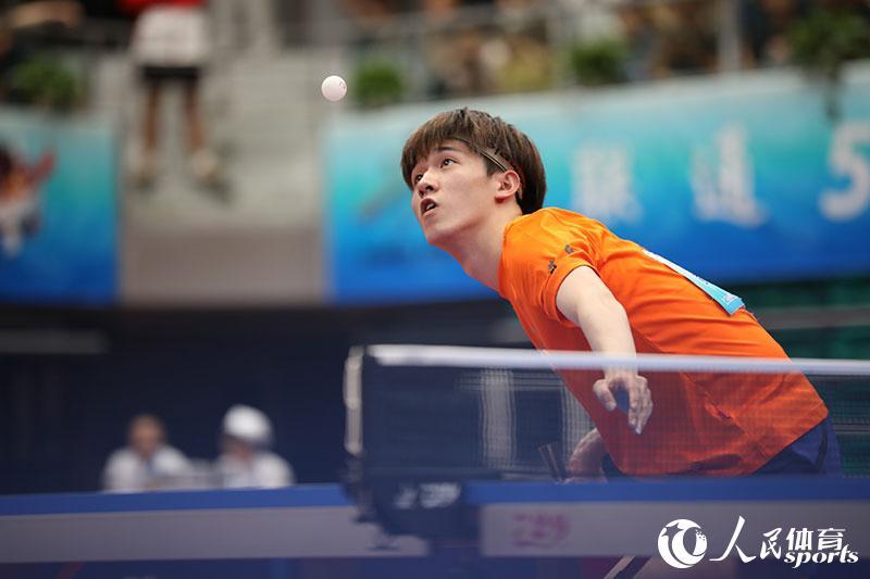 上海市曹燕华乒乓球俱乐部凭借彭飞龙的出色发挥,以总比分3-1击败了