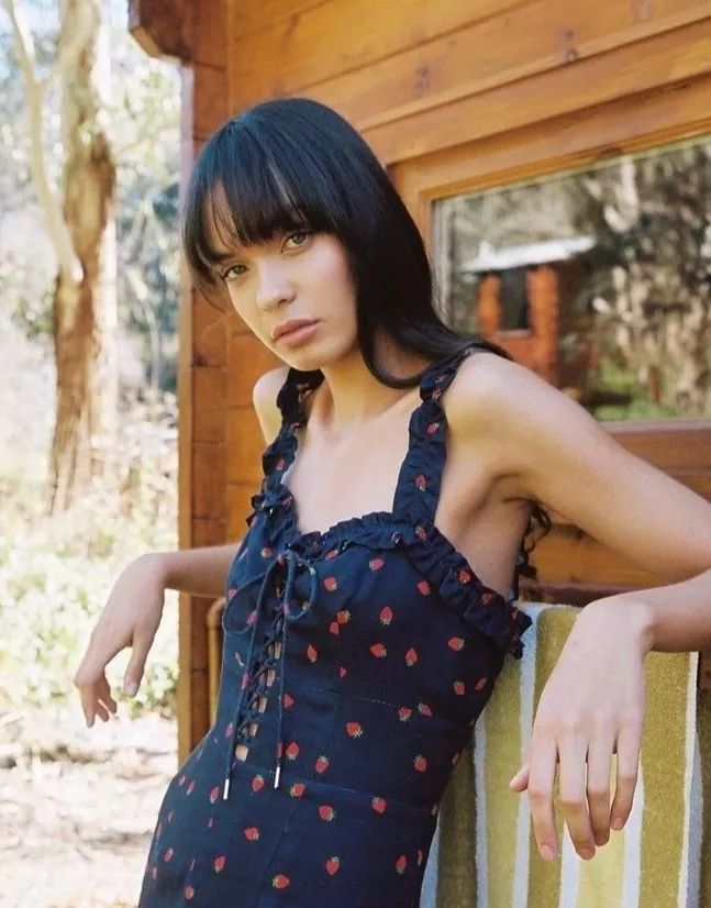 英国第一女友西蒙兹英国新首相的31岁女友凯莉西蒙兹照片