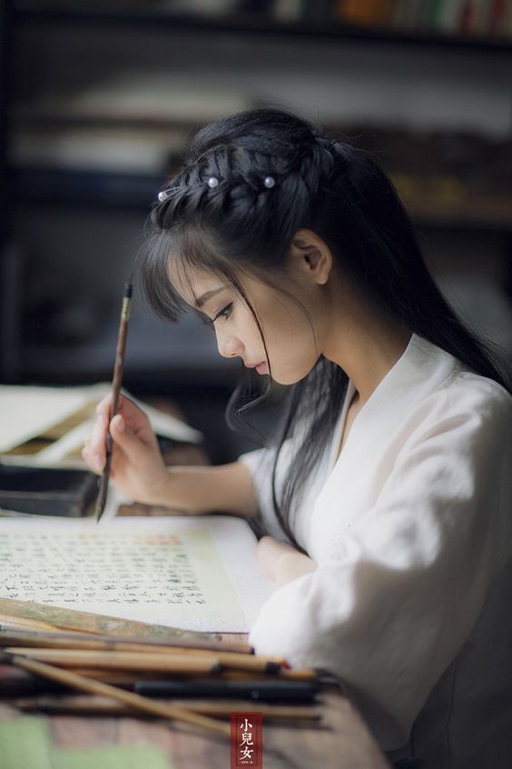 一样的文弱女子,她们大门不出,二门不迈,整天都喜欢在家里写字怡情