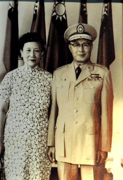 一生只有一位妻子的国民党一级上将,他还延长了妻子20多年寿命_何应钦