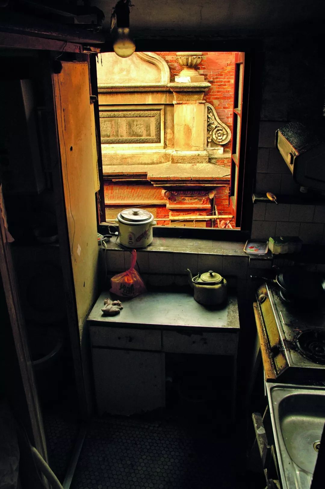 从位于原法租界的一处石库门房屋亭子间简陋的后窗望出去,是对面房屋