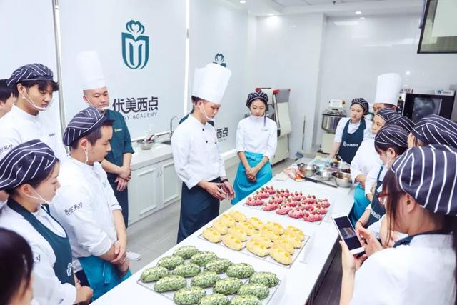 重庆优美西点慢城烘焙技术交流暨新品发布会圆满成功