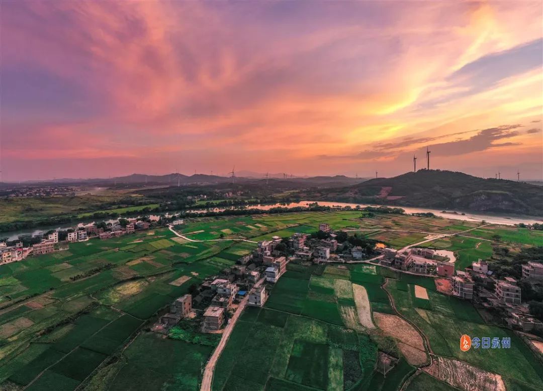 8月12日,道县蚣坝镇莲花塘村上空出现绚丽晚霞,变幻的色彩使天空仿佛