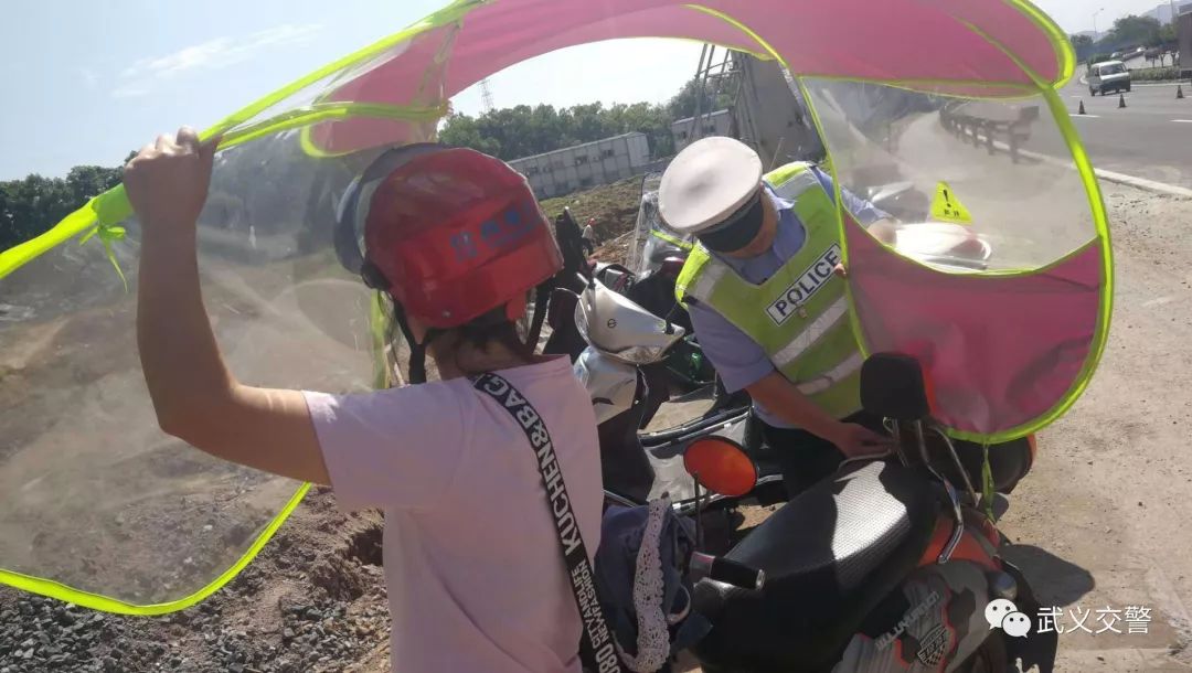 又一起遮阳伞带来的事故武义男子骑电动车撞上栏杆
