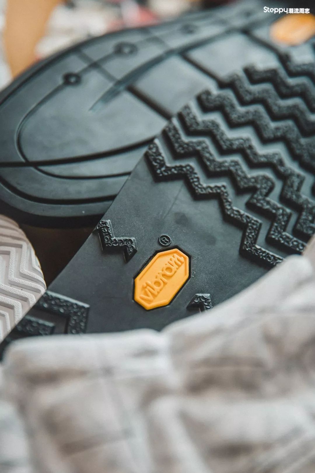 插句话我们很多时候断定一双鞋子是不是用上 vibram 大底都是看鞋底