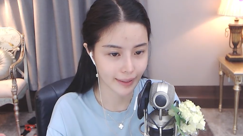 斗鱼知名美女主播开启素颜直播,直播间人气不降反升,素颜很可爱