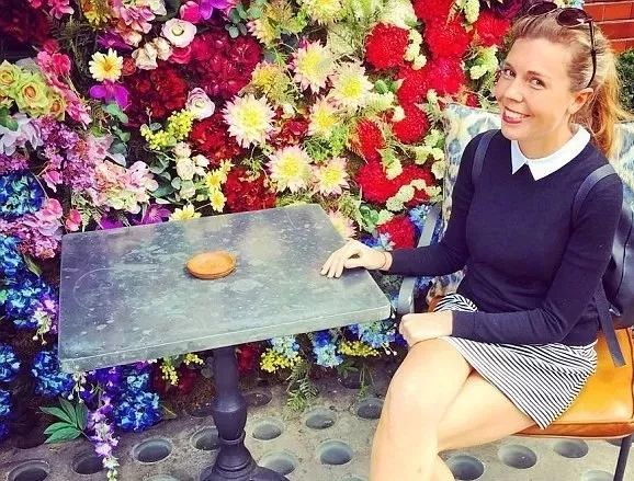 英国第一女友西蒙兹英国新首相的31岁女友凯莉西蒙兹照片
